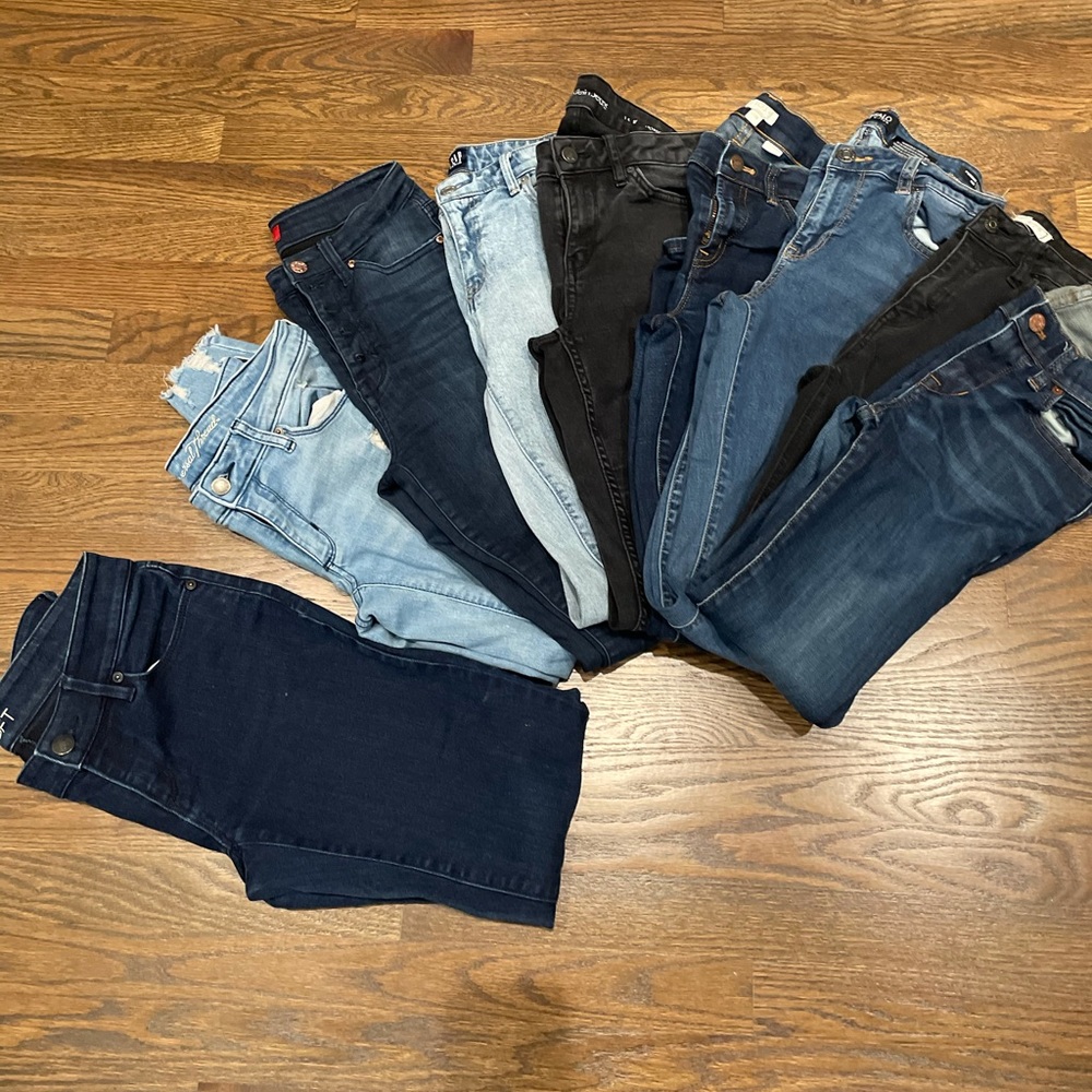 Lot of 9 jeans. Size 26,27, size 2 and 4. See pic